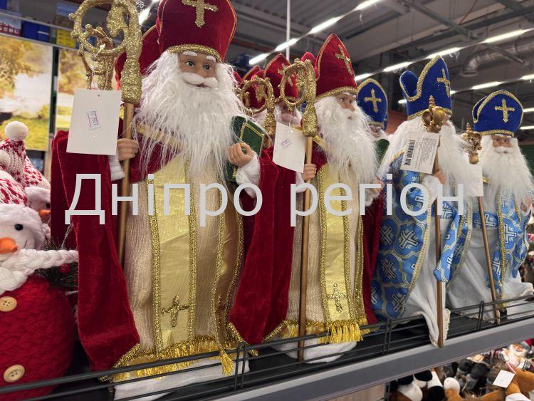 Новорічний декор зʼявився в магазинах Дніпра: ФОТО