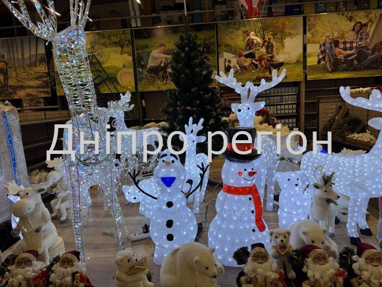 Новорічний декор зʼявився в магазинах Дніпра: ФОТО