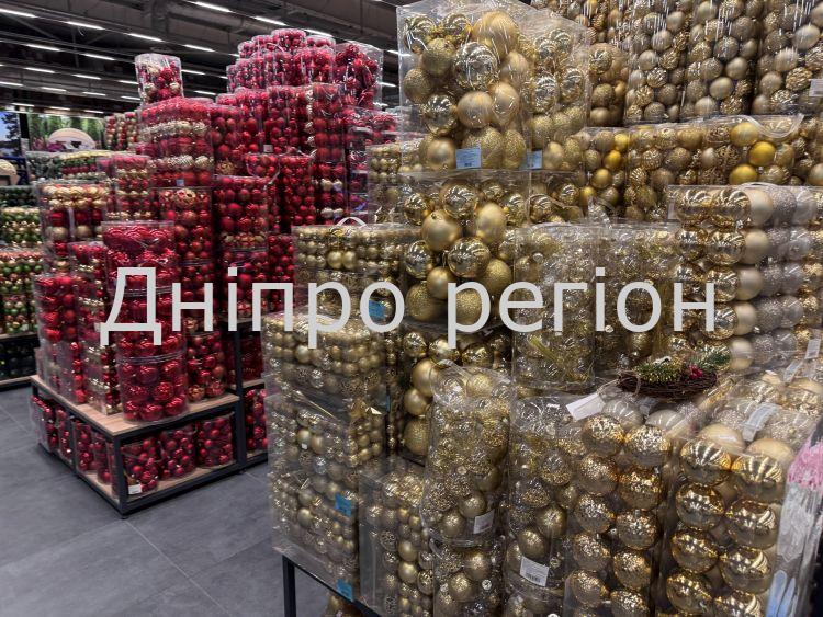 Новорічний декор зʼявився в магазинах Дніпра: ФОТО