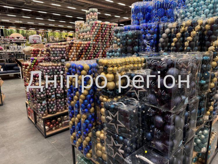 Новорічний декор зʼявився в магазинах Дніпра: ФОТО