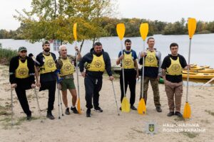 Ветерани проходять реабілітацію на воді: у Дніпрі відбулись заняття з каякінгу