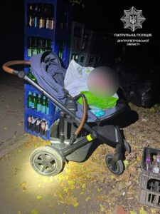 У Дніпрі чоловік вкрав дитячий візочок. Крадія швидко знайшли
