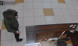 У Дніпрі затримали крадія в торгівельному центрі. З’явилось відео з місця крадіжки