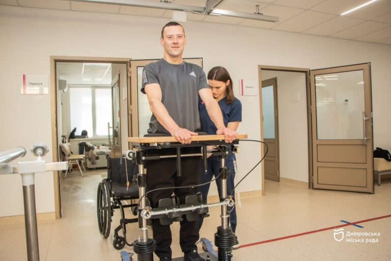 Боєць ЗСУ проходить реабілітацію у Дніпрі та готується до міжнародних змагань з плавання