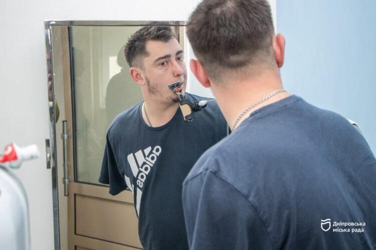 «Я живий — і цього достатньо»: у Дніпрі воїн без обох рук вчиться жити заново