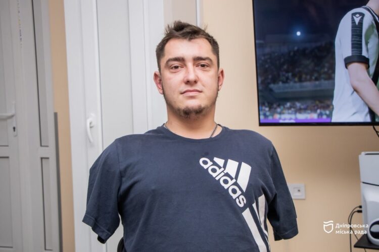 «Я живий — і цього достатньо»: у Дніпрі воїн без обох рук вчиться жити заново