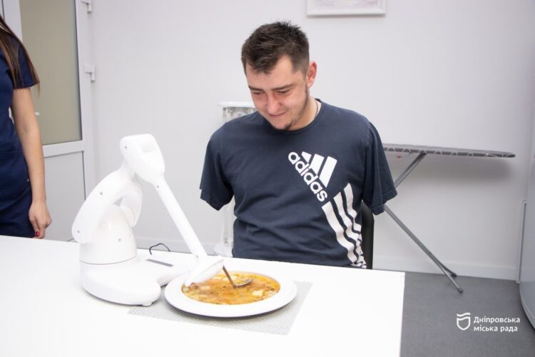 «Я живий — і цього достатньо»: у Дніпрі воїн без обох рук вчиться жити заново