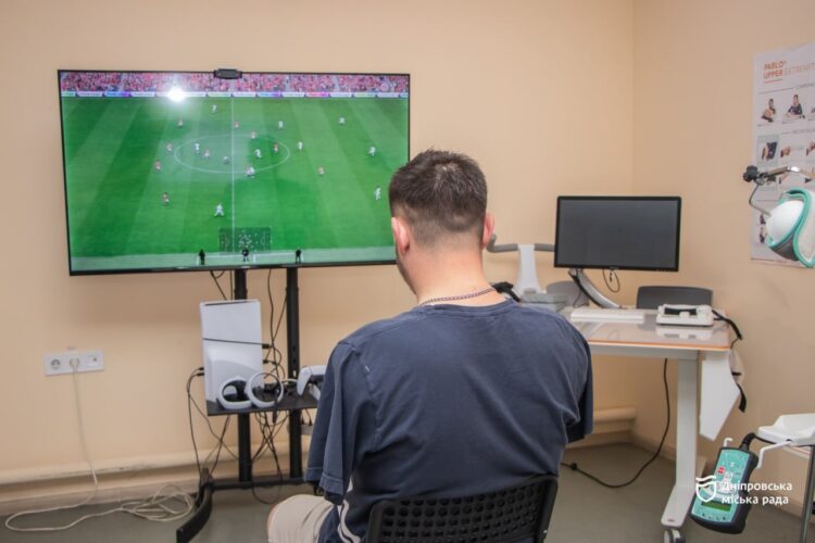 «Я живий — і цього достатньо»: у Дніпрі воїн без обох рук вчиться жити заново