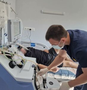 Тепер не треба їхати за кордон. У Дніпрі провели унікальну операцію і врятували життя