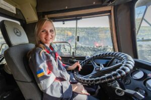На Дніпропетровщині працює перша жінка-водійка самоскида