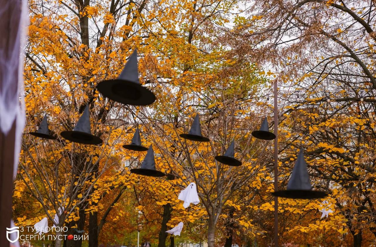 У сквері Усачова панує Гелловінський настрій