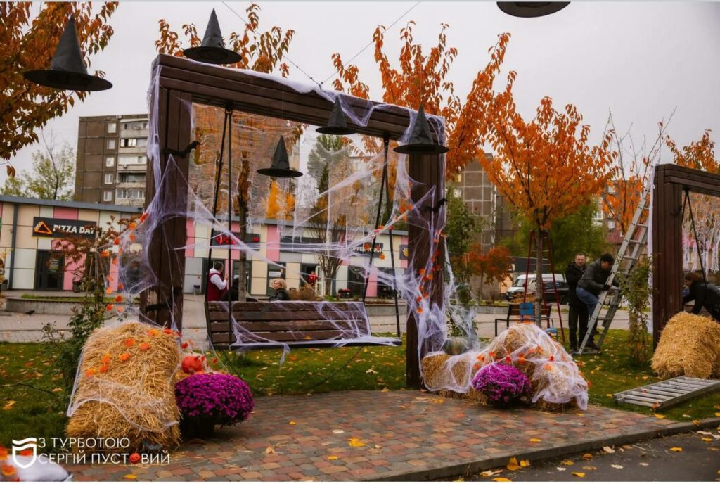У сквері Усачова панує Гелловінський настрій