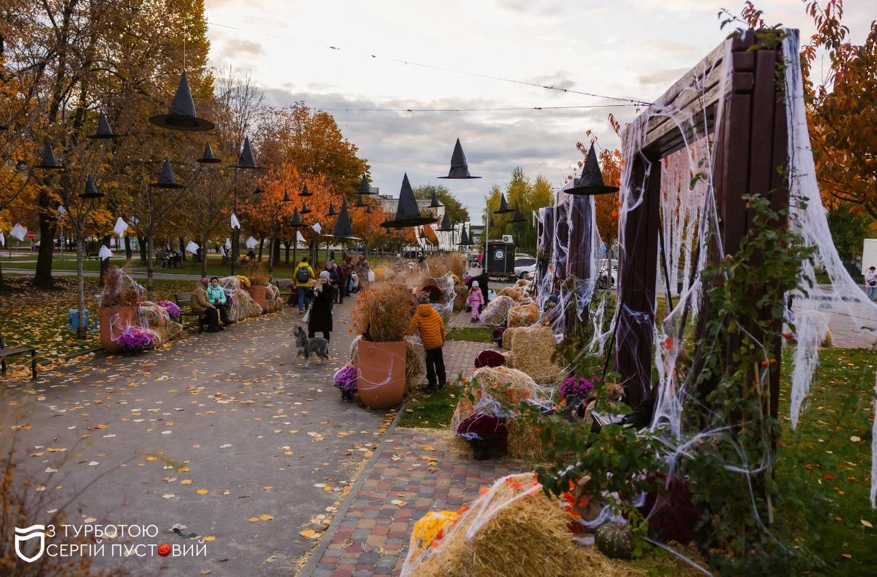 У сквері Усачова панує Гелловінський настрій