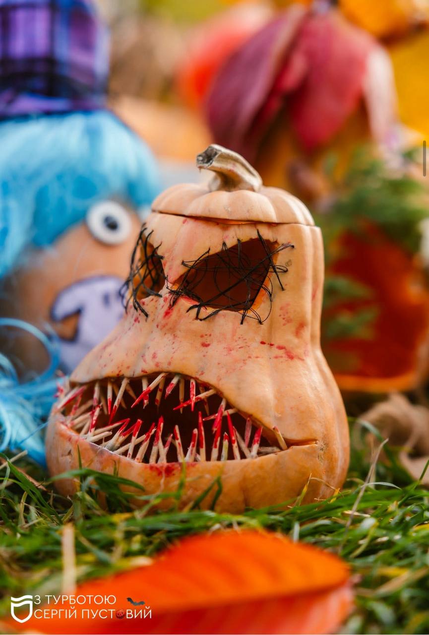 У сквері Усачова панує Гелловінський настрій