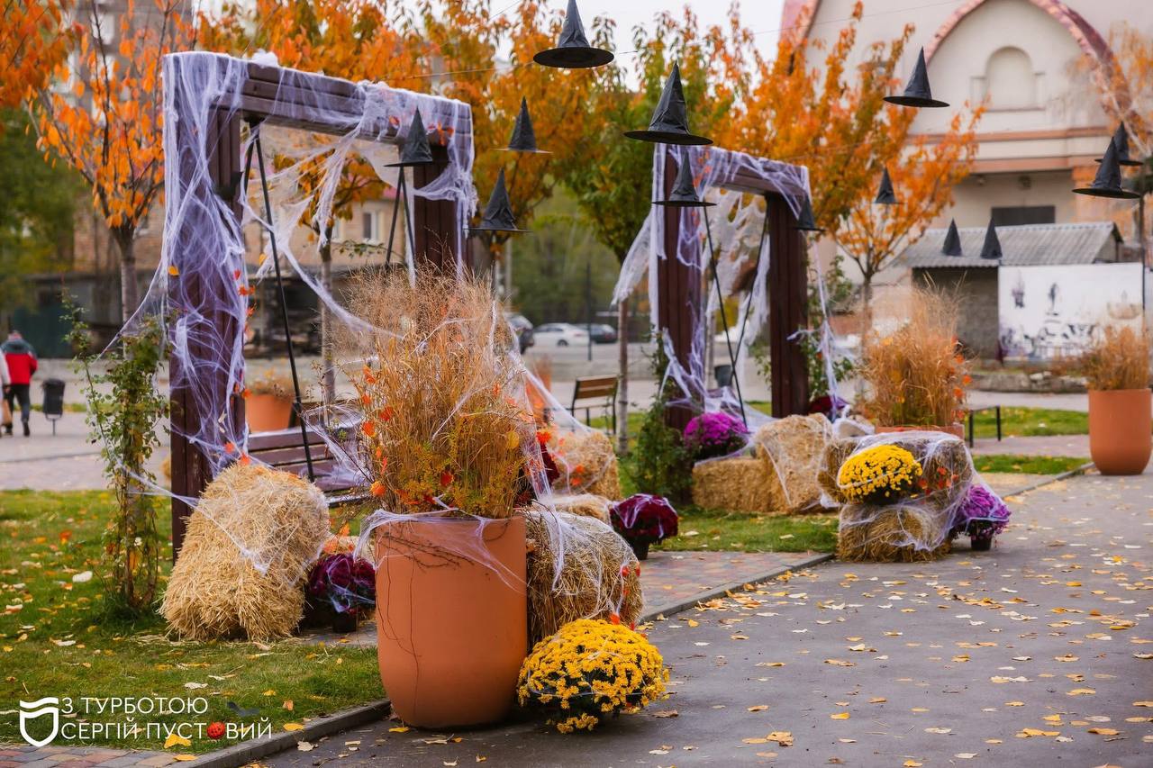 У сквері Усачова панує Гелловінський настрій