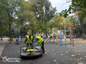 У Дніпрі стартував ремонт дитячого та інклюзивного майданчиків