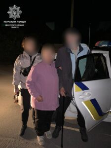 Лежав на землі. У Дніпрі знайшли чоловіка, якого розшукувала дружина