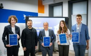 Зеленський вручив нагороду школярці Дар’ї Перекопській з Дніпра