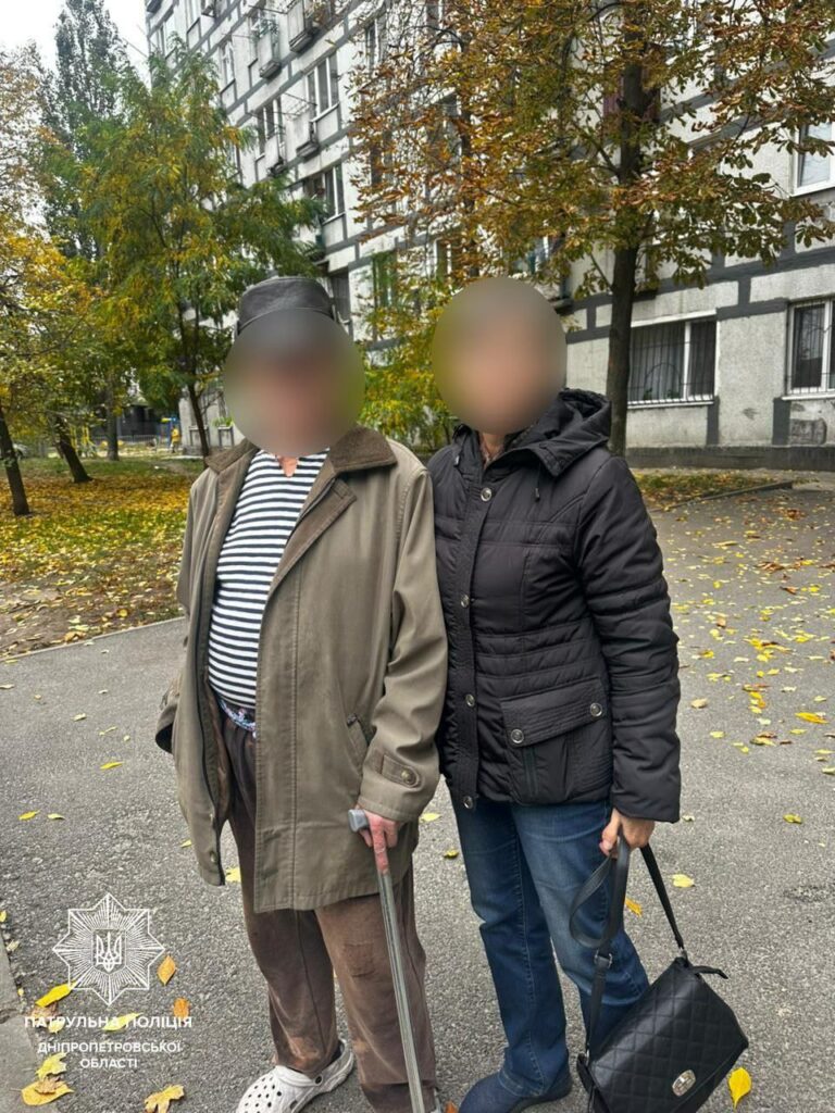 Патрульні Дніпра допомогли 90-річному чоловіку, який заблукав