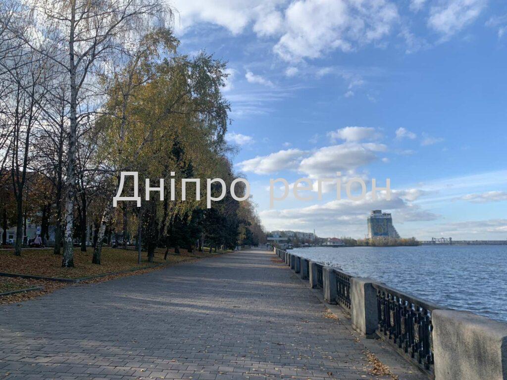 Без осіннього шарму: де з’явилися перші святкові декорації у Дніпрі Без осіннього шарму: де з’явилися перші святкові декорації у Дніпрі