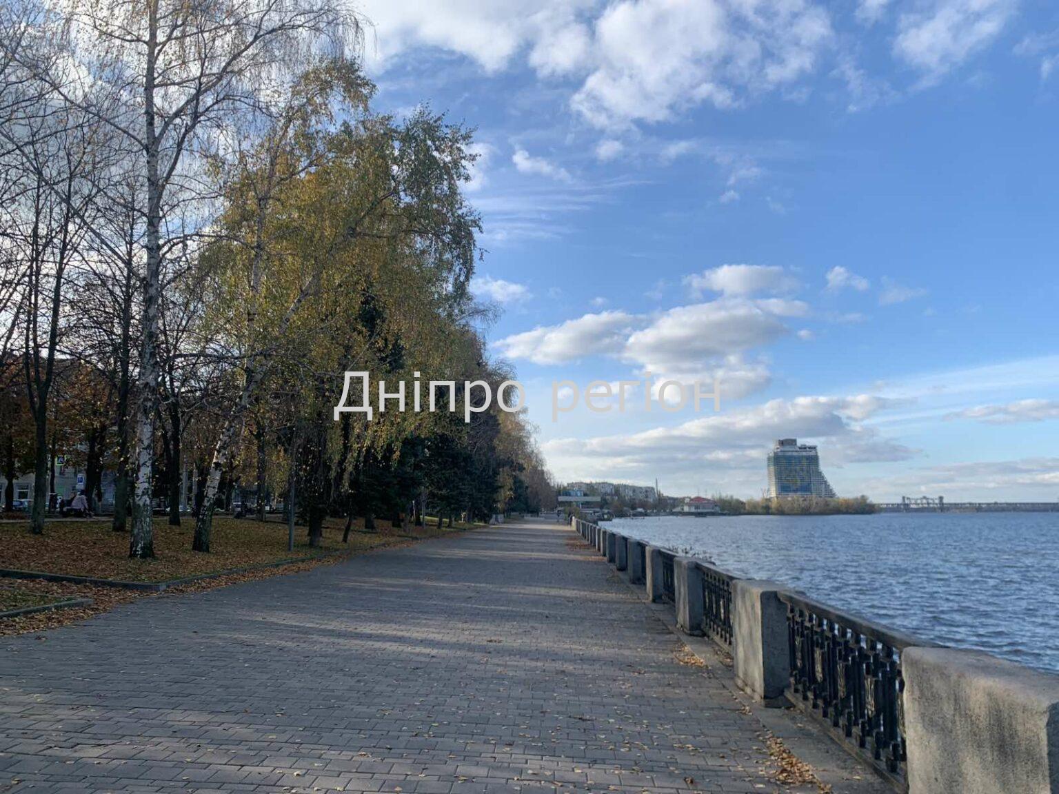 Без осіннього шарму: де з’явилися перші святкові декорації у Дніпрі Без осіннього шарму: де з’явилися перші святкові декорації у Дніпрі