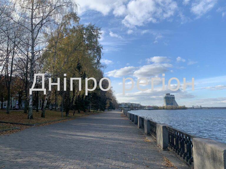 Без осіннього шарму: де з’явилися перші святкові декорації у Дніпрі