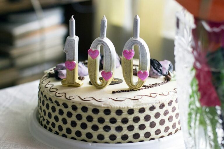 Волонтерить та перераховує кошти на ЗСУ: 100-річний ювілей відзначила мешканка з Кривого Рогу