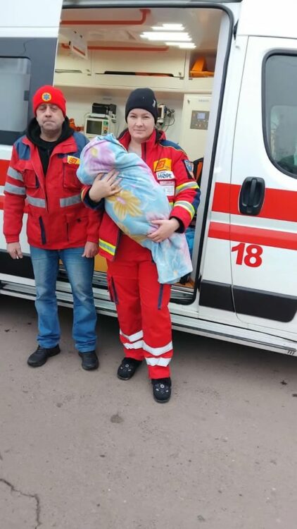 Стрімки пологи: на Дніпропетровщині жінка народила в санітарному автомобілі
