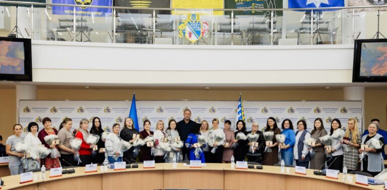 22 мешканки Дніпропетровщини отримали звання «Мати–героїня»