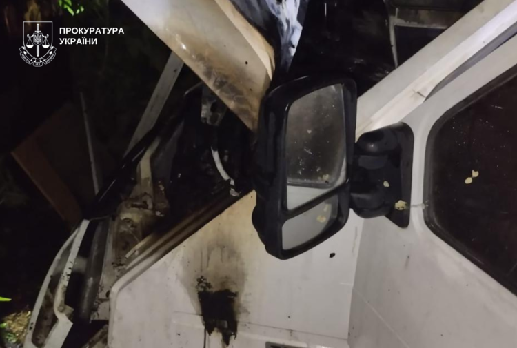 У Дніпрі жінка з неповнолітнім сином спалили 5 автівок: вирок суду