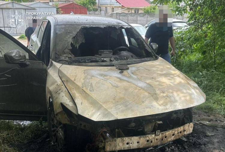 У Дніпрі жінка з неповнолітнім сином спалили 5 автівок: вирок суду