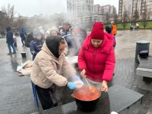 У Дніпрі в парку готують смачний борщ і пригощають охочіх