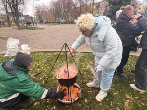 Готували й смакували. У Дніпрі в парку людей пригощали борщем