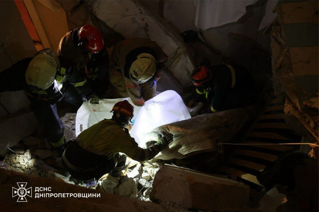 У Дніпрі оприлюднили фото, як діставали тіло чоловіка з-під завалів багатоповерхівки