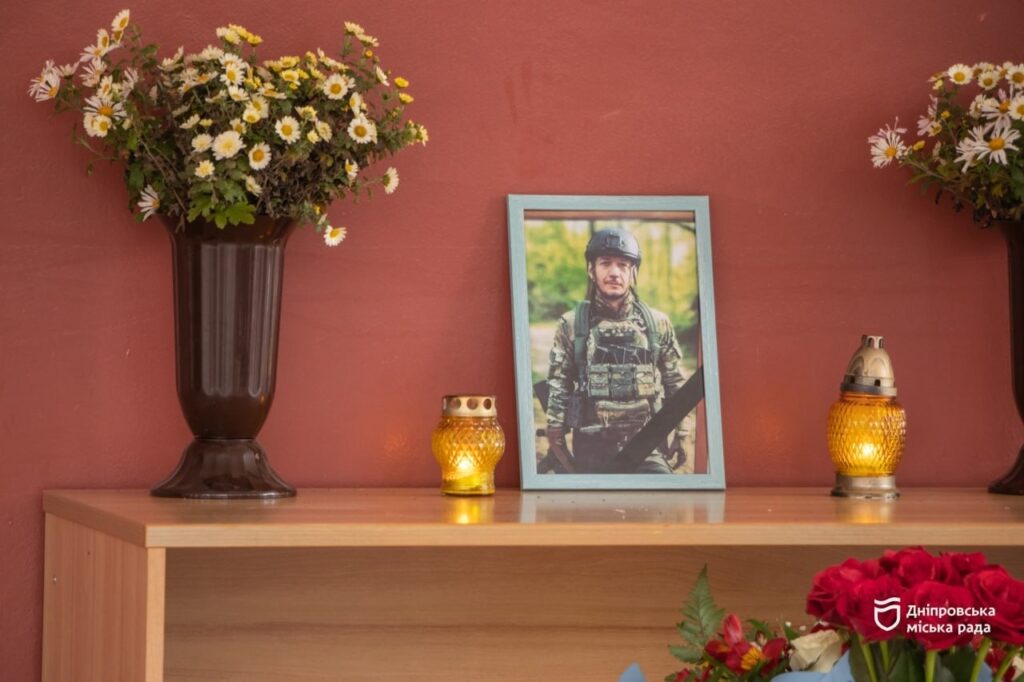 У дніпровській гімназії № 25 полеглому випускнику відкрили меморіальну дошку У дніпровській гімназії № 25 полеглому випускнику відкрили меморіальну дошку
