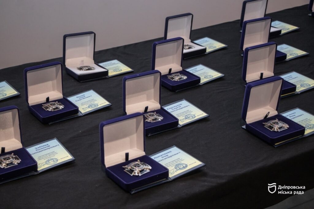 «Захисник Вітчизни»: У Дніпрі посмертно нагородили 17 військових «Захисник Вітчизни»: У Дніпрі посмертно нагородили 17 військових