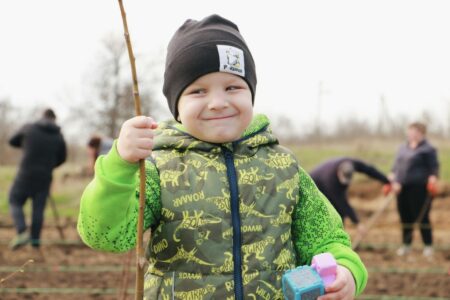 На Дніпропетровщині фермери перетворили багаторічний смітник на «Медову лісосмугу життя»