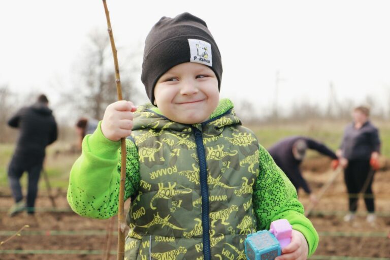 На Дніпропетровщині фермери перетворили багаторічний смітник на «Медову лісосмугу життя»