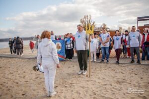 Посвята у моржі, змагання на 25 метрів: у Дніпрі відкрили сезон зимового плавання