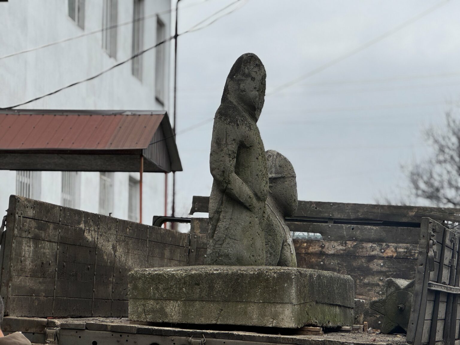 З прифронтової Петропавлівки військові з істориками вивезли половецьких баб, яким 1000 років