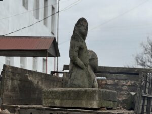 З прифронтової Петропавлівки військові з істориками вивезли половецьких баб, яким 1000 років
