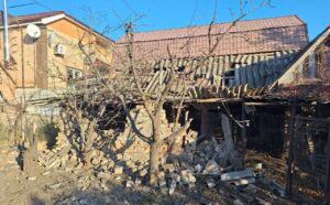 Ворог по Дніпропетровщині гатив FPV-дронами, бив з артилерії. Є загиблий, поранена дитина