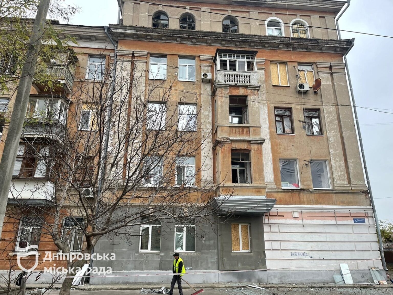 Комунальники Дніпра ліквідовують наслідки ворожої атаки на місто 6 листопада: ФОТО Комунальники Дніпра ліквідовують наслідки ворожої атаки на місто 6 листопада: ФОТО