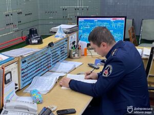 План перевірений на практиці: у метро Дніпра відпрацювали евакуацію пасажирів із тунелю під час блекауту