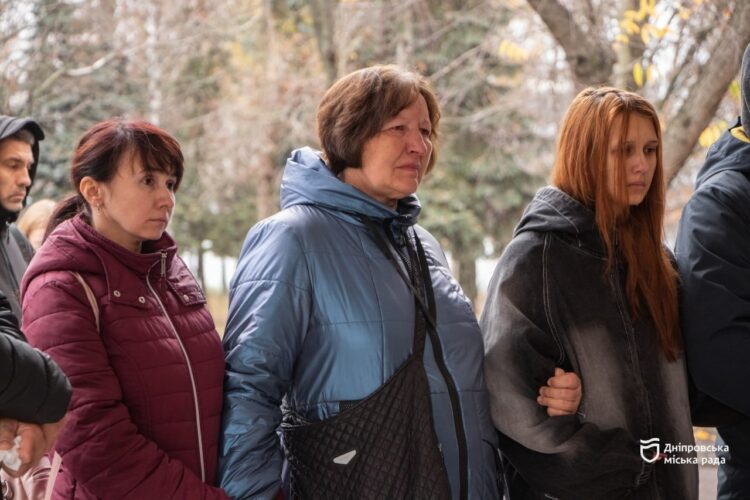 У дніпровській гімназії № 25 полеглому випускнику відкрили меморіальну дошку