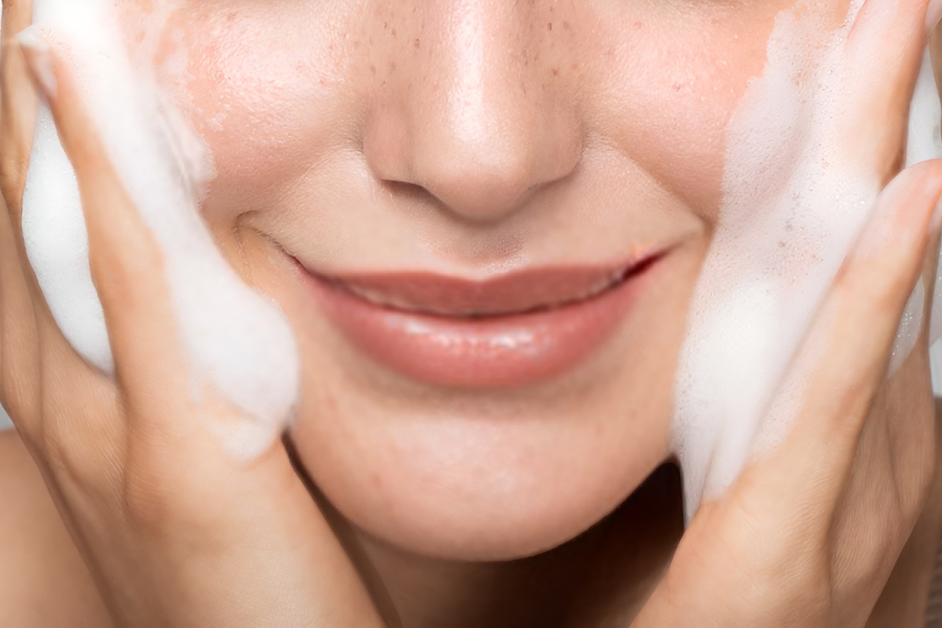 Здорова шкіра обличчя завдяки правильному засобу для догляду та очищення шкіри Здорова шкіра обличчя завдяки правильному засобу для догляду та очищення шкіри