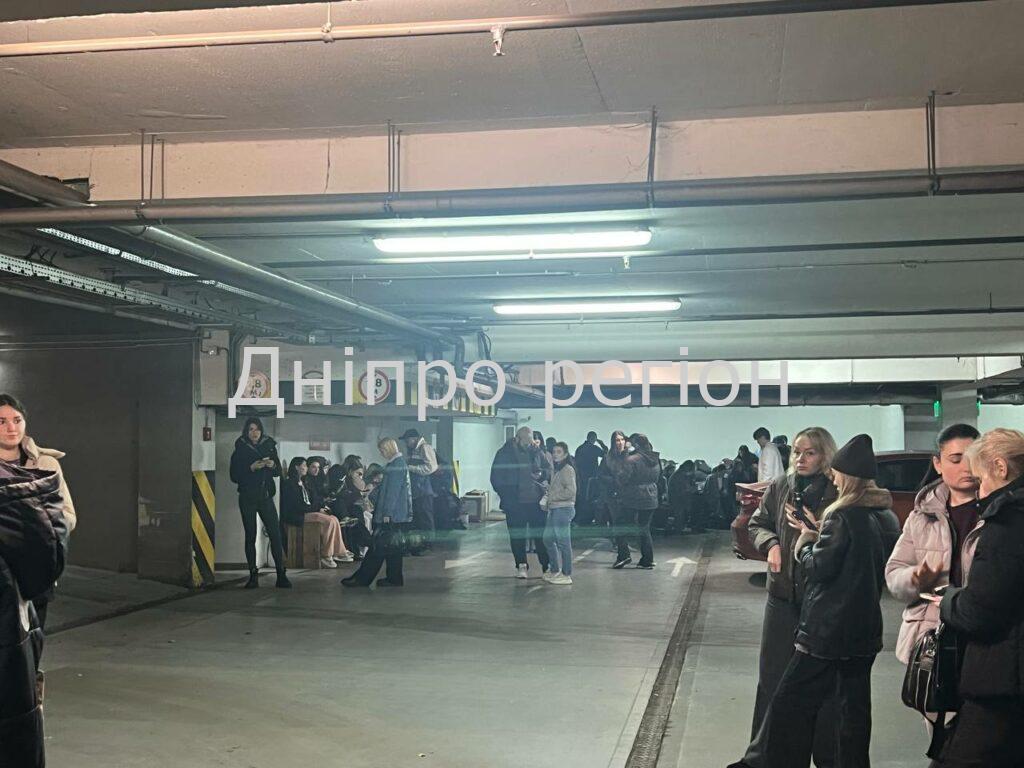 Вибухи в Дніпрі. Люди ховаються у паркінгах і підземних переходах (фото)