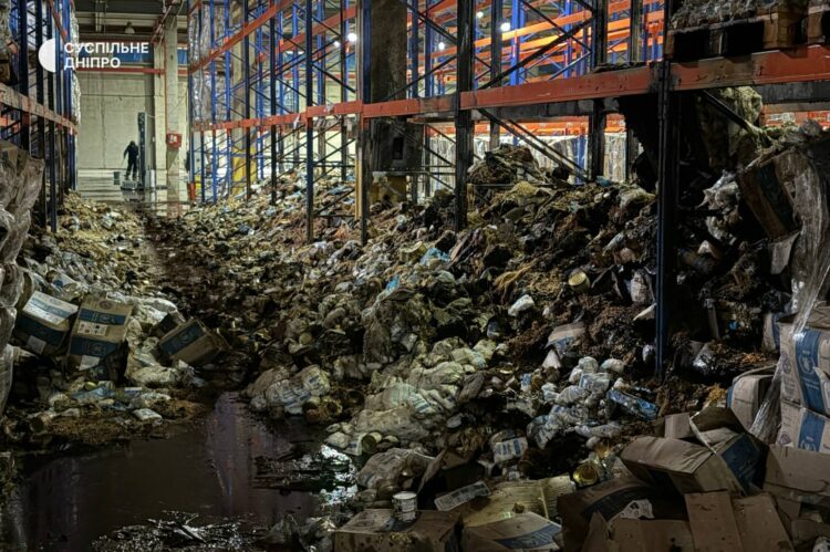 Армія рф атакуала харчовий склад у Дніпрі: ФОТО