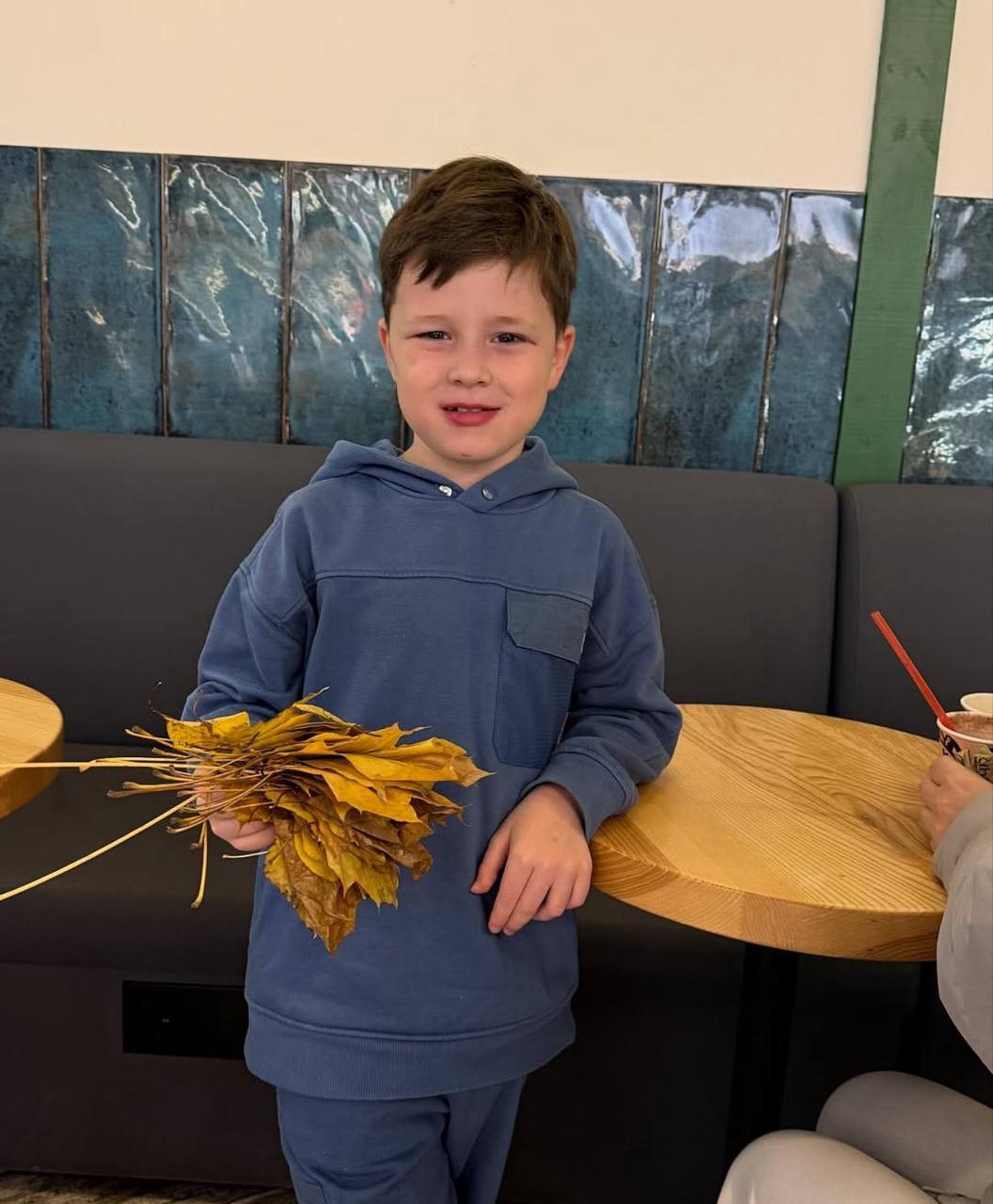 На Дніпропетровщині у кав’ярні діти можуть обміняти осіннє листя на напої