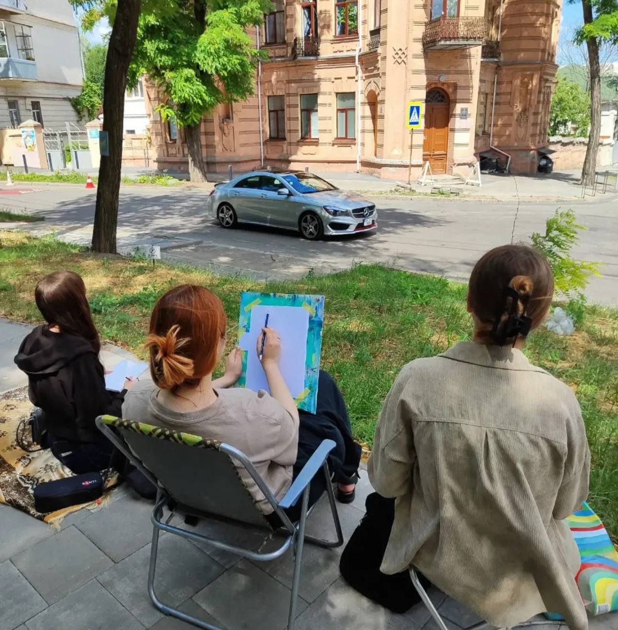 У Дніпрі студенти створюють унікальні листівки, щоб допомогти ЗСУ